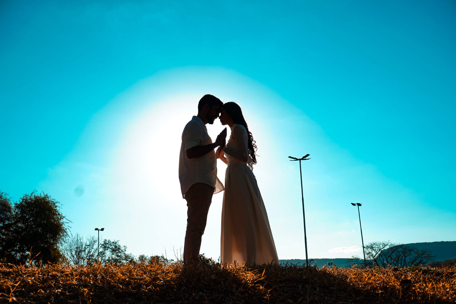 Laila e Luiz de mãos dadas ao pôr do sol