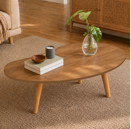 Mesa de centro oval de madeira na sala